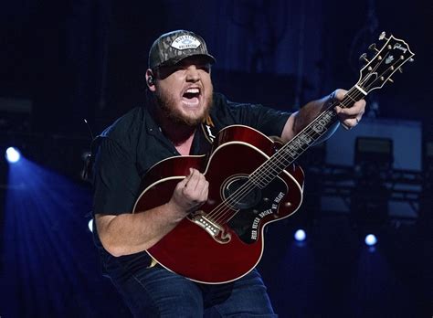 Luke Combs helping a Florida fan who almost owed him $250,000 for selling unauthorized merchandise